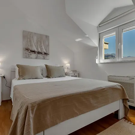 Sea Breeze Apartment *