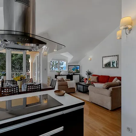 Sea Breeze Apartment *